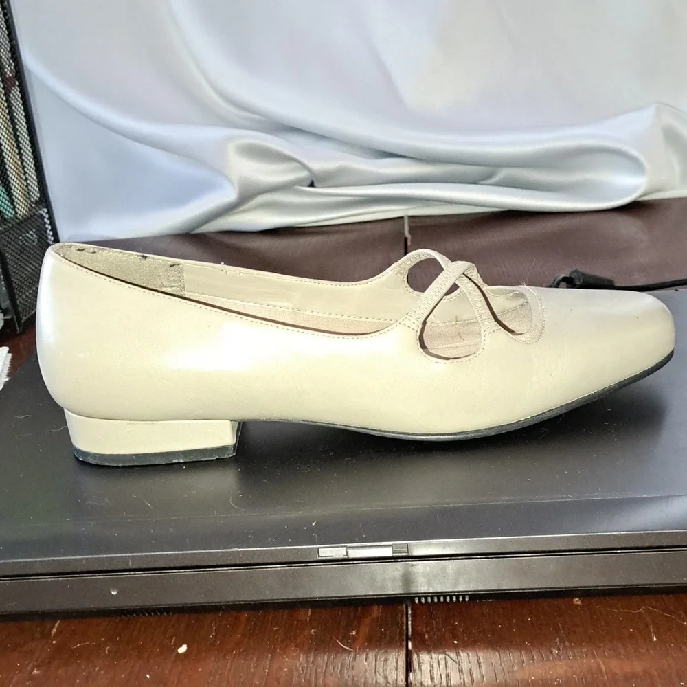 Elegant Women's Dark Bone Flats Liz Baker size 8W - Picture 8 of 9